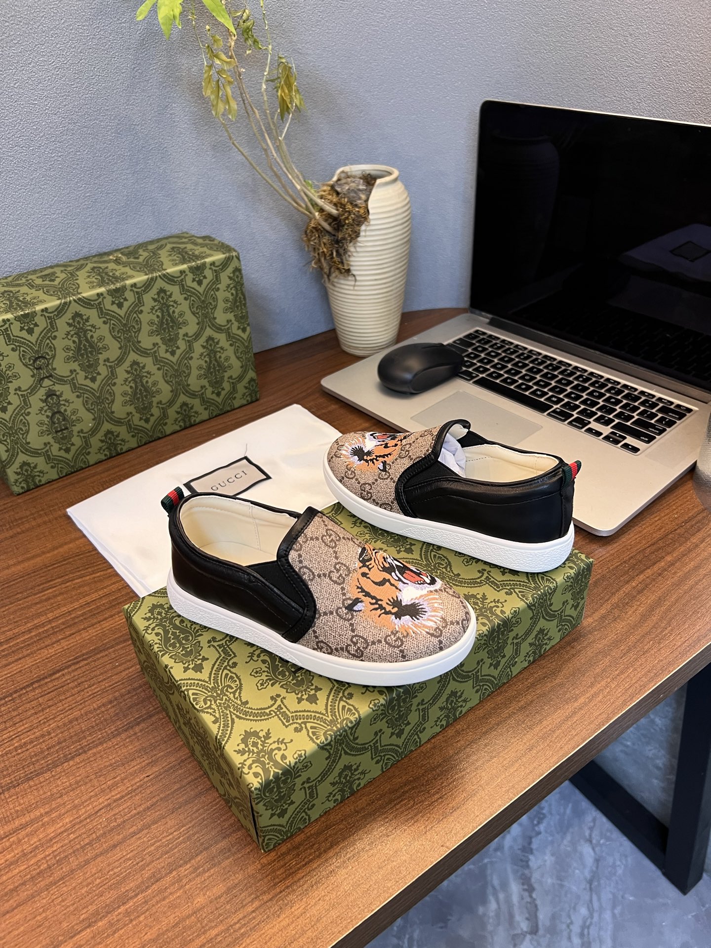 Children's shoes child